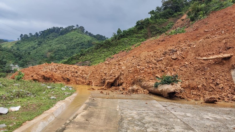 Hiện ở Km169+100 đường Hồ Chí Minh nhánh Tây đoạn qua thôn Cợp (xã Hướng Lập, huyện Hướng Hóa) đang bị sạt lở lớn gây ách tắc giao thông.