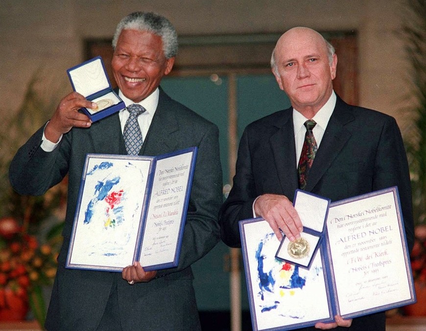 Hai nhà lãnh đạo Nam Phi là Nelson Mandela (trái) và Frederik Willem de Klerk nhận Giải Nobel Hòa Bình tại một buổi lễ được tổ chức ở thủ đô Oslo (Na Uy) vào ngày 10-12-1993