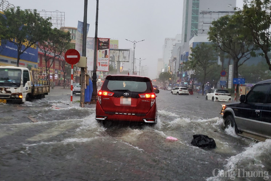 Ảnh hưởng của bão số 5, nhiều tuyến đường tại thành phố Đà Nẵng ngập sâu do mưa lớn