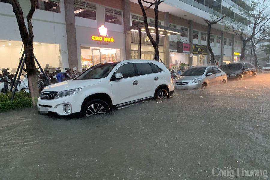 Ảnh hưởng của bão số 5, nhiều tuyến đường tại thành phố Đà Nẵng ngập sâu do mưa lớn