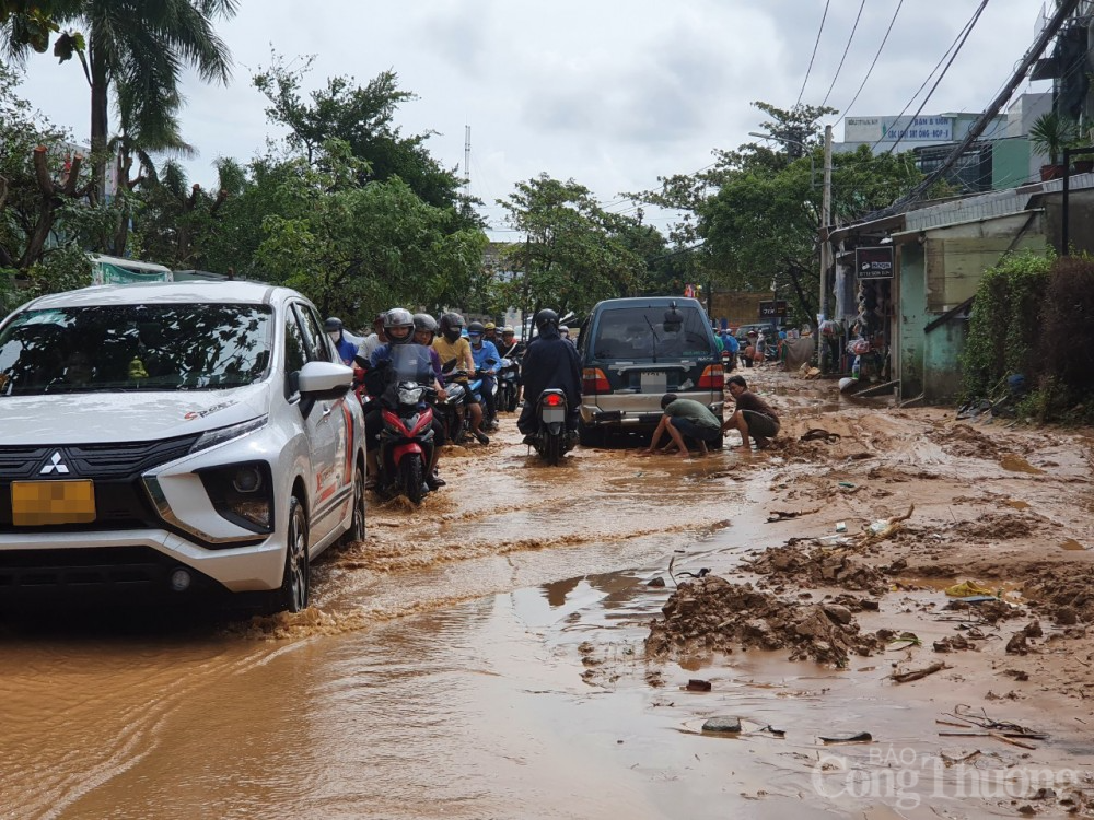 Chùm ảnh Đà Nẵng khắc phục ngập lụt trưa 15/10