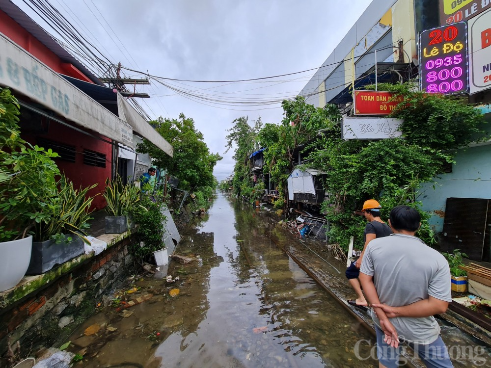 Đà Nẵng: Vẫn còn nhiều khu vực ngập lụt; người dân ra sức dọn dẹp Chùm ảnh Đà Nẵng khắc phục ngập lụt trưa 15/10
