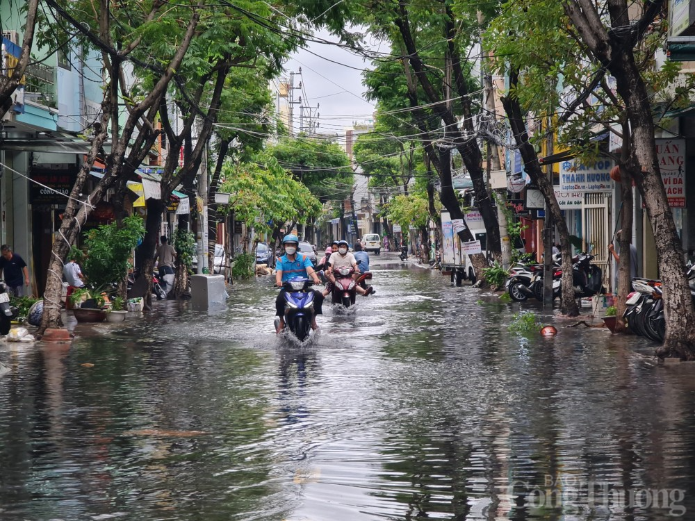 Chùm ảnh Đà Nẵng khắc phục ngập lụt trưa 15/10