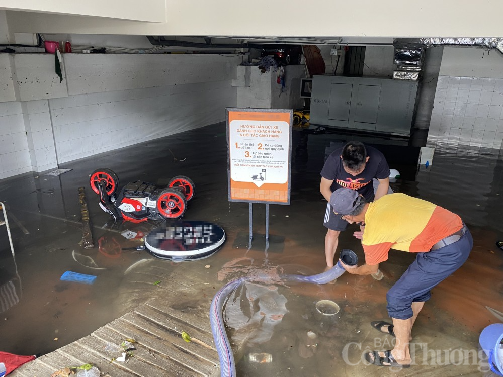 Đà Nẵng: Vẫn còn nhiều khu vực ngập lụt; người dân ra sức dọn dẹp Chùm ảnh Đà Nẵng khắc phục ngập lụt trưa 15/10