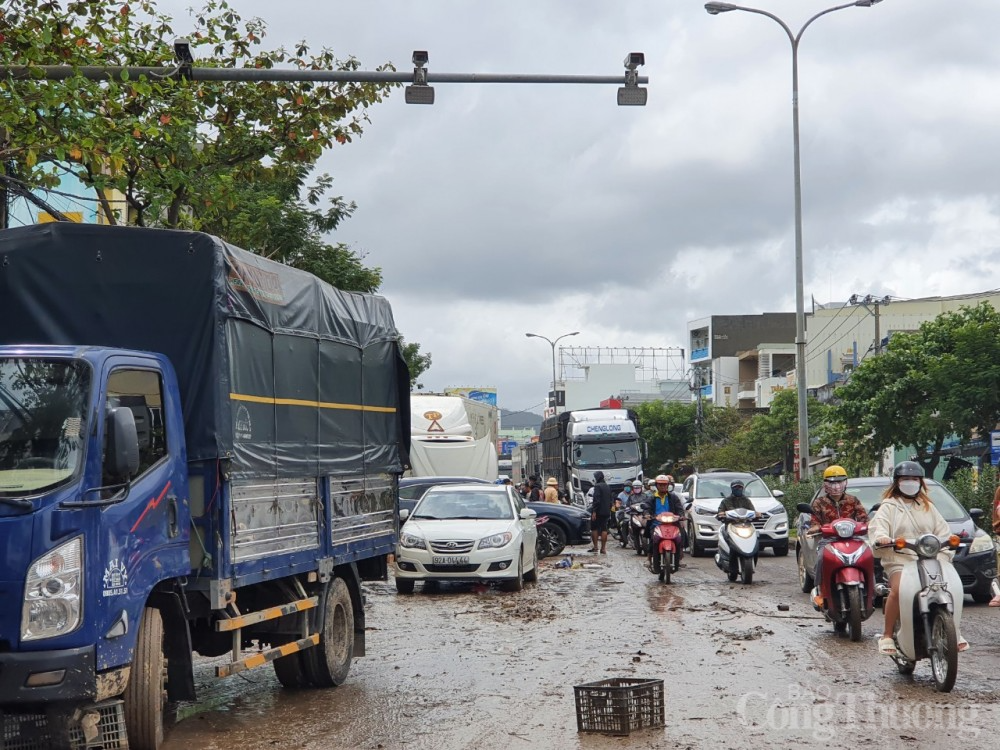 Đà Nẵng: Vẫn còn nhiều khu vực ngập lụt; người dân ra sức dọn dẹp Chùm ảnh Đà Nẵng khắc phục ngập lụt trưa 15/10