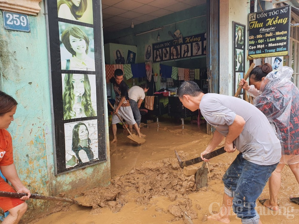 Đà Nẵng: Vẫn còn nhiều khu vực ngập lụt; người dân ra sức dọn dẹp Chùm ảnh Đà Nẵng khắc phục ngập lụt trưa 15/10