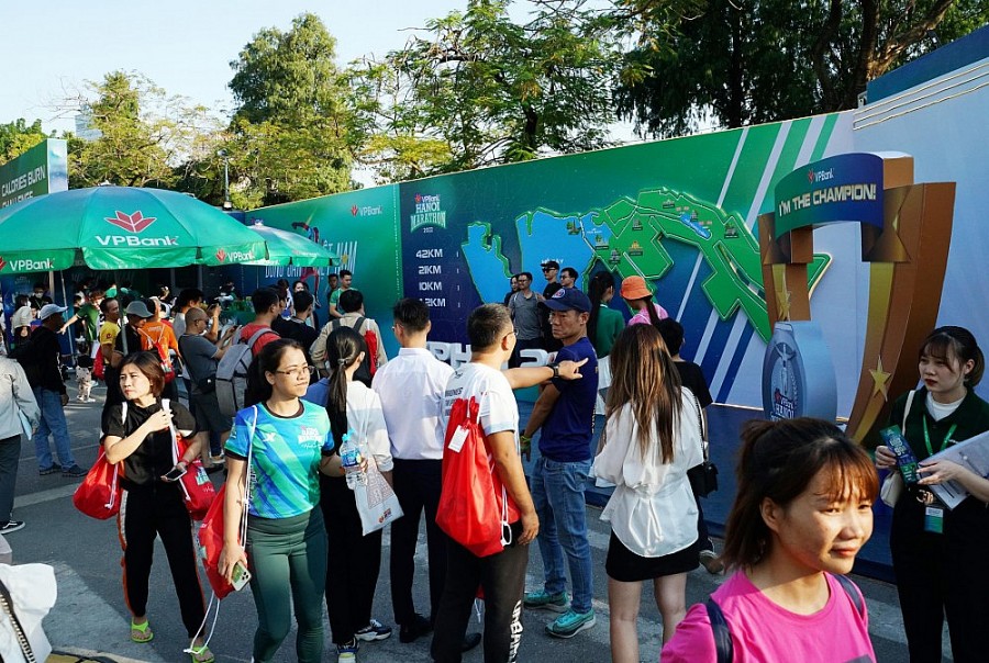 Sôi động giải chạy Marathon quốc tế của Hà Nội trước giờ tranh tài | Thể thao | Vietnam+ (VietnamPlus)