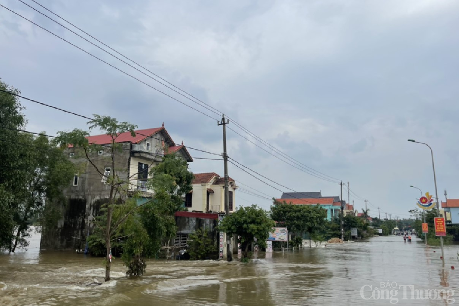 Quảng Bình: Nước lũ vẫn dâng cao, người dân di chuyển bằng thuyền