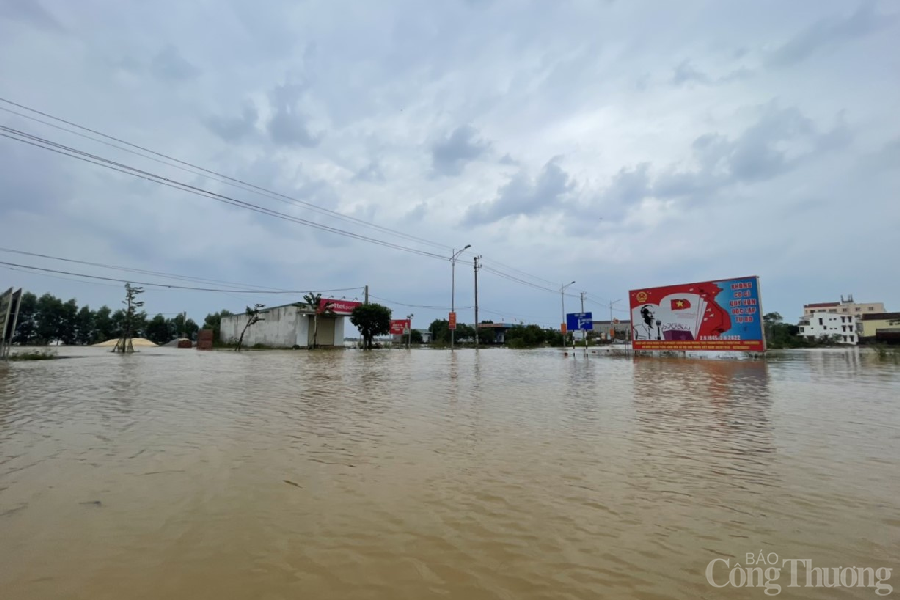 Quảng Bình: Nước lũ vẫn dâng cao, người dân di chuyển bằng thuyền