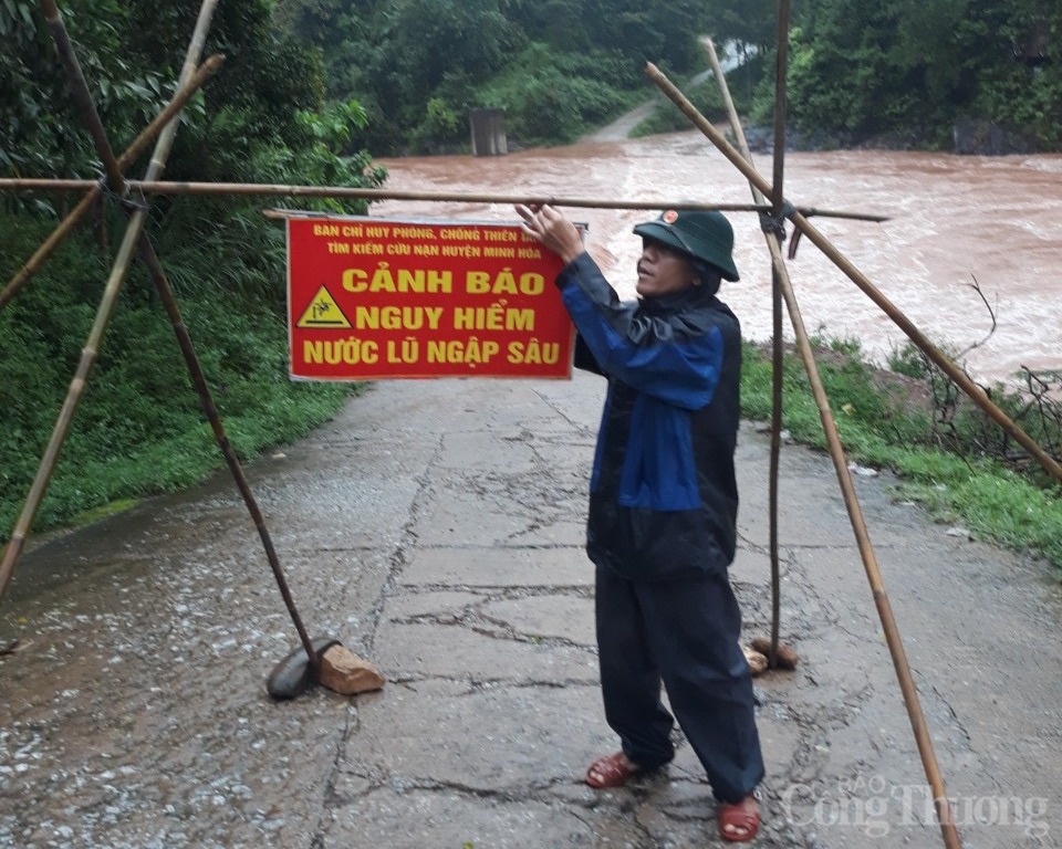 Quảng Bình: Nước lũ vẫn dâng cao, người dân di chuyển bằng thuyền