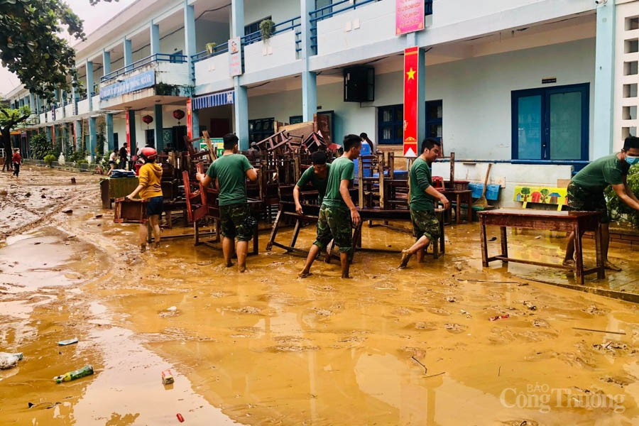 Đà Nẵng: Chung sức dọn dẹp trường học, bãi biển sau mưa lớn