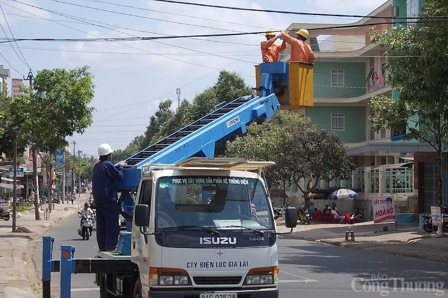 PC Gia Lai: Chỉnh trang cáp viễn thông treo trên cột điện