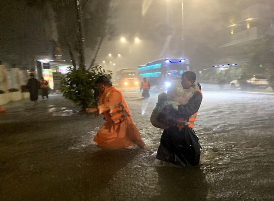 Mưa lớn ở miền Trung, triều cường ở Nam Bộ, nguy cơ ngập úng diện rộng