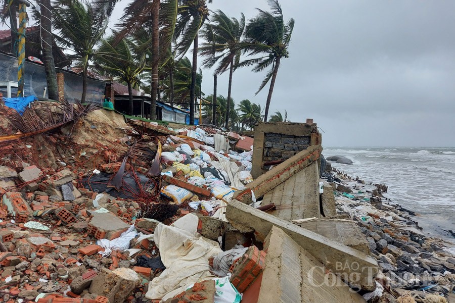 Quảng Nam: Hàng loạt nhà ở, hàng quán ven biển Hội An tan hoang vì sóng đánh Quảng Nam: Hàng loạt nhà ở, hàng quán ven biển Hội An tan hoang vì sóng đánh