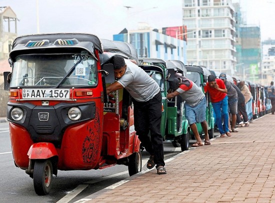 Các nước nhập khẩu dầu thô lao đao vì đồng đôla Mỹ tăng vọt