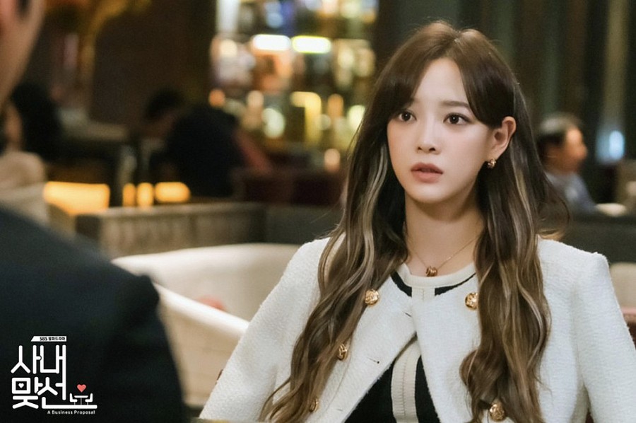 Fan Việt phấn khích vì Kim Se Jeong “Hẹn hò chốn công” đăng ảnh check in tại Hà Nội