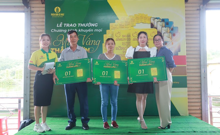 Tăng tốc gặt mùa vàng, thắng lớn nhận quà sang