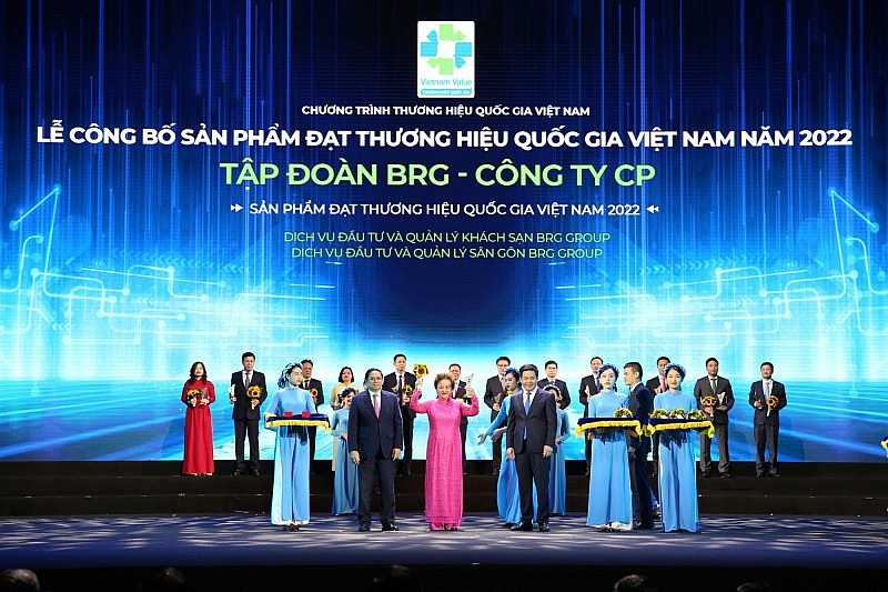 Madame Nguyễn Thị Nga, Chủ tịch Tập đoàn BRG nhận danh hiệu “Sản phẩm đạt Thương hiệu Quốc gia Việt Nam 2022”