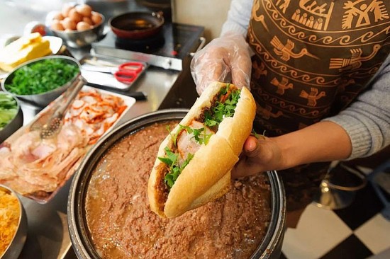 Bánh mì Việt Nam: Từ món ăn vỉa hè đến đặc sản đường phố ngon nhất thế giới