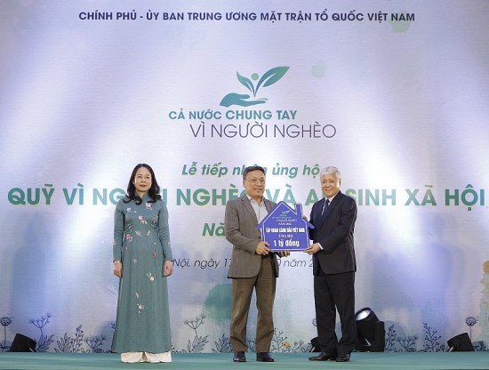 Tập đoàn Xăng dầu Việt Nam trao 1 tỷ đồng ủng hộ Quỹ vì người nghèo