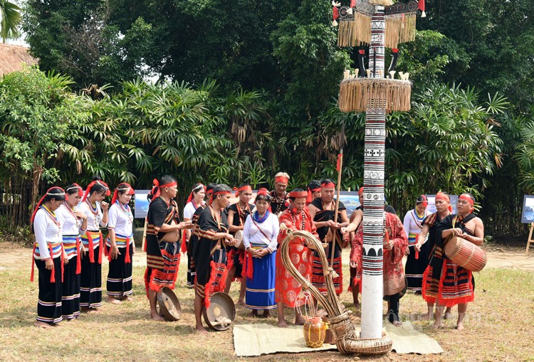 Trang phục truyền thống dân tộc Cor: Sáng tạo, thẩm mỹ và gần gũi với thiên nhiên