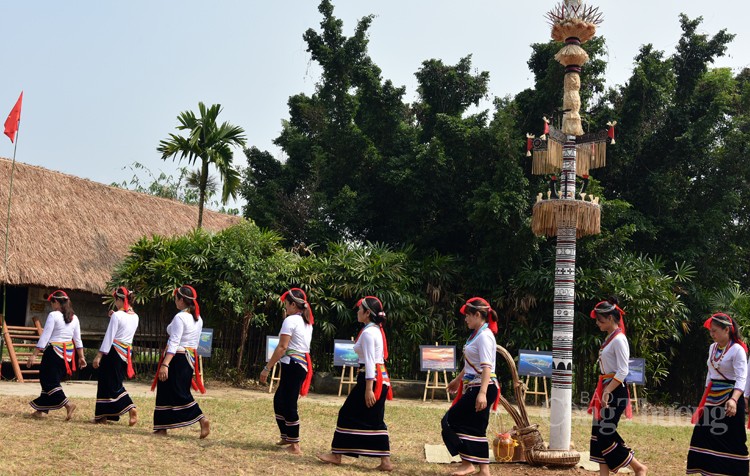 Trang phục truyền thống dân tộc Cor: Sáng tạo, thẩm mỹ và gần gũi với thiên nhiên