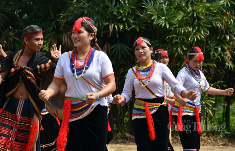 Trang phục truyền thống dân tộc Cor: Sáng tạo, thẩm mỹ và gần gũi với thiên nhiên