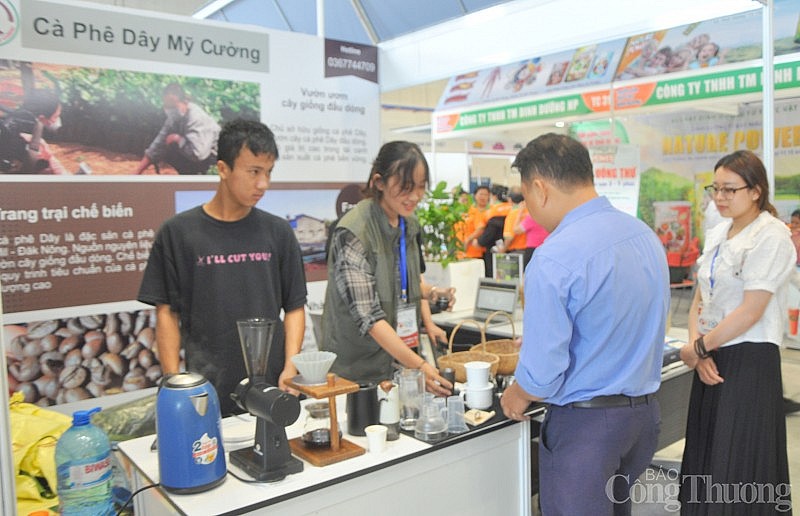 Hàng trăm sản phẩm OCOP, công nghiệp nông thôn tham gia hội chợ kết nối cung cầu