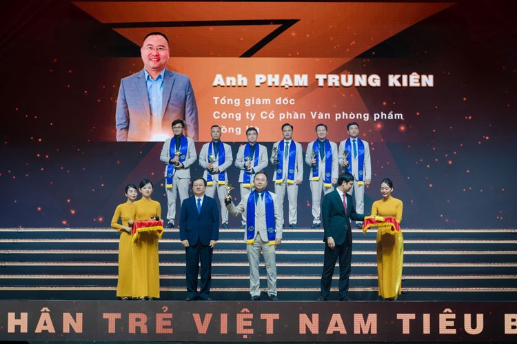 CEO Văn phòng phẩm Hồng Hà - Doanh nhân trẻ Việt Nam tiêu biểu 2022