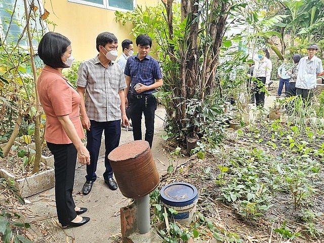 Lãnh đạo Sở Y tế Hà Nội và quận Long Biên kiểm tra công tác phòng dịch sốt xuất huyết tại phường Phúc Lợi