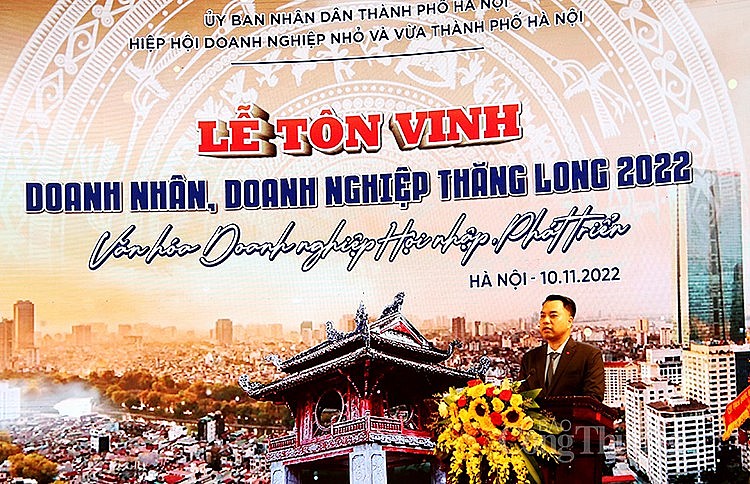 Phó Chủ tịch kiêm Tổng Thư ký Hiệp hội Doanh nghiệp nhỏ và vừa TP Hà Nội Mạc Quốc Anh phát biểu tại Lễ tôn vinh