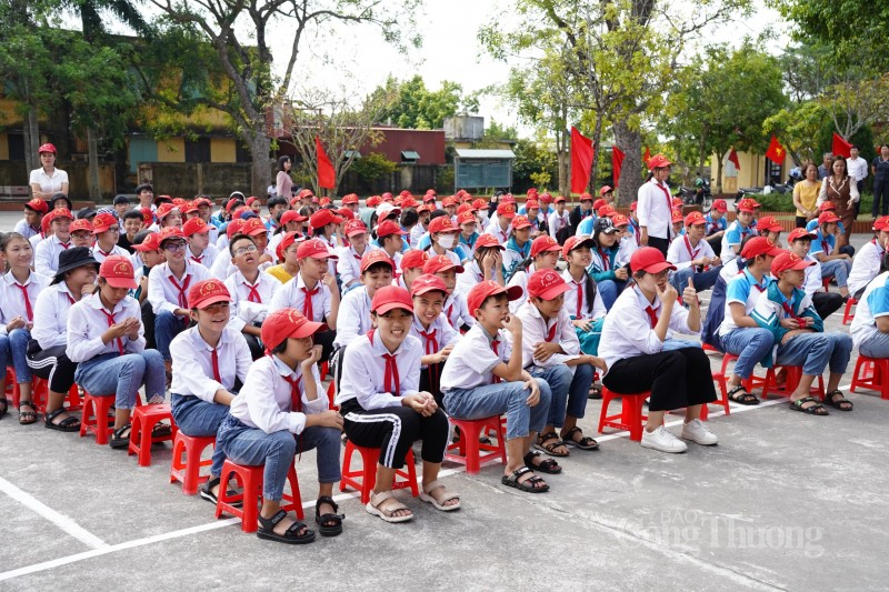 Báo Công Thương “chắp cánh ước mơ” cho học sinh nghèo vượt khó tỉnh Thái Bình