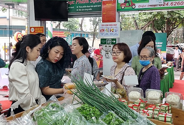 Người tiêu dùng mua sắm sản phẩm tại Điểm giới thiệu và bán sản phẩm OCOP