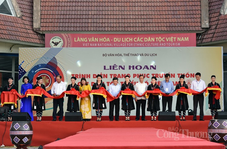 Trình diễn sắc màu trang phục truyền thống các dân tộc thiểu số Trình diễn sắc màu trang phục truyền thống các dân tộc thiểu số