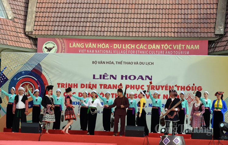 Trình diễn sắc màu trang phục truyền thống các dân tộc thiểu số Trình diễn sắc màu trang phục truyền thống các dân tộc thiểu số