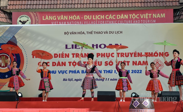 Trình diễn sắc màu trang phục truyền thống các dân tộc thiểu số Trình diễn sắc màu trang phục truyền thống các dân tộc thiểu số