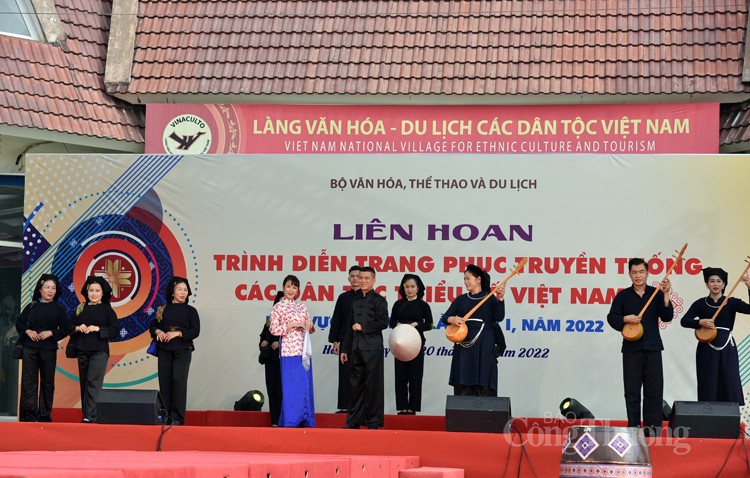 Trình diễn sắc màu trang phục truyền thống các dân tộc thiểu số Trình diễn sắc màu trang phục truyền thống các dân tộc thiểu số