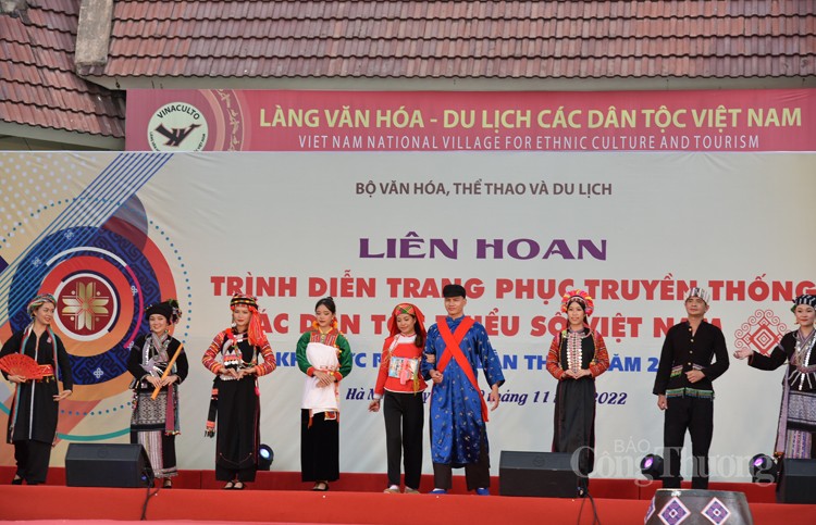 Trình diễn sắc màu trang phục truyền thống các dân tộc thiểu số Trình diễn sắc màu trang phục truyền thống các dân tộc thiểu số