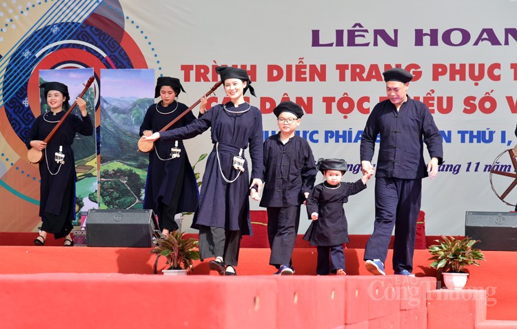 Trình diễn sắc màu trang phục truyền thống các dân tộc thiểu số Trình diễn sắc màu trang phục truyền thống các dân tộc thiểu số