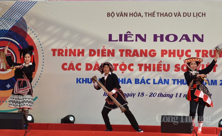 Trình diễn sắc màu trang phục truyền thống các dân tộc thiểu số Trình diễn sắc màu trang phục truyền thống các dân tộc thiểu số