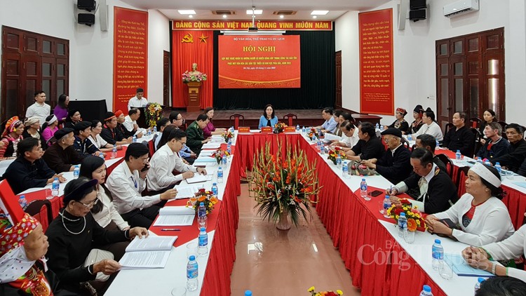 Trình diễn sắc màu trang phục truyền thống các dân tộc thiểu số Trình diễn sắc màu trang phục truyền thống các dân tộc thiểu số