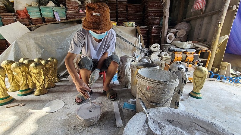 Những chiếc cúp vàng World Cup 2022 “Made in Bát Tràng”