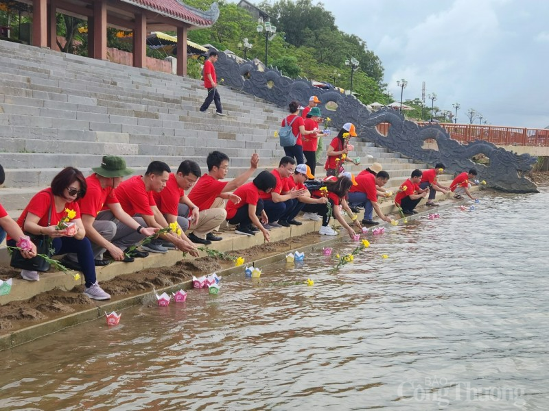 Đảng bộ VEAM: Hành trình về nguồn với chủ đề “Ân tình miền Trung”