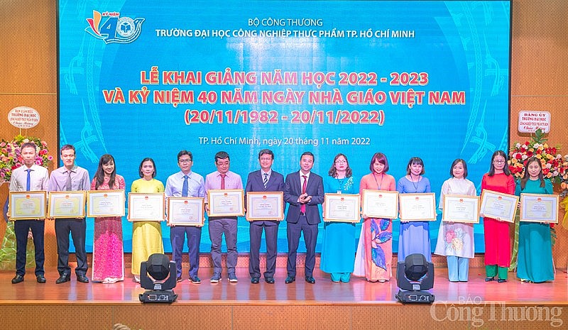 HUFI: Trao 2 tỷ học bổng tại lễ khai giảng và chào mừng kỷ niệm 40 năm Ngày Nhà giáo Việt Nam