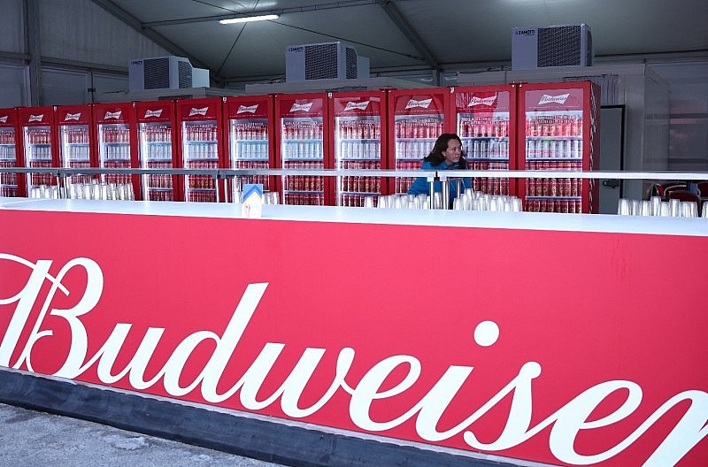 Quán bar Budweiser khi khai mạc lễ hội người hâm mộ FIFA