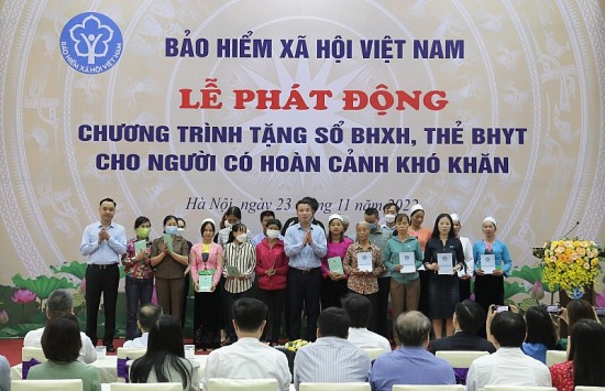 Phát động Chương trình tặng sổ bảo hiểm xã hội, thẻ bảo hiểm y tế