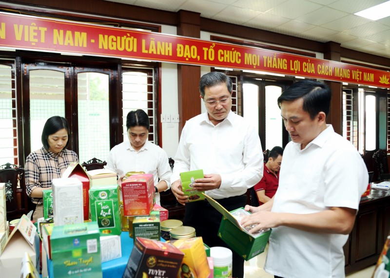 Hội đồng đánh giá, phân hạng sản phẩm OCOP của tỉnh Hà Giang đánh giá trực quan các sản phẩm (ảnh internet)