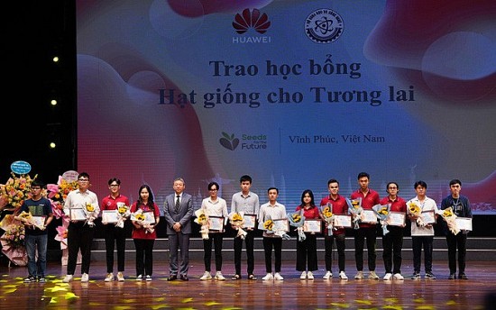 Trao 50 suất học bổng cho học sinh, sinh viên tài năng tại ngày hội Techfest 2022