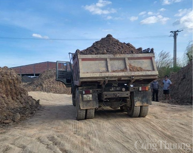 Gia Lai: Lực lượng chức năng bắt quả tang công ty khai thác trái phép 3.000 m3 đất