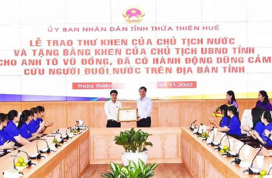 thua thien hue trao thu khen cua chu tich nuoc ve hanh dong cuu nguoi cho to vu dong